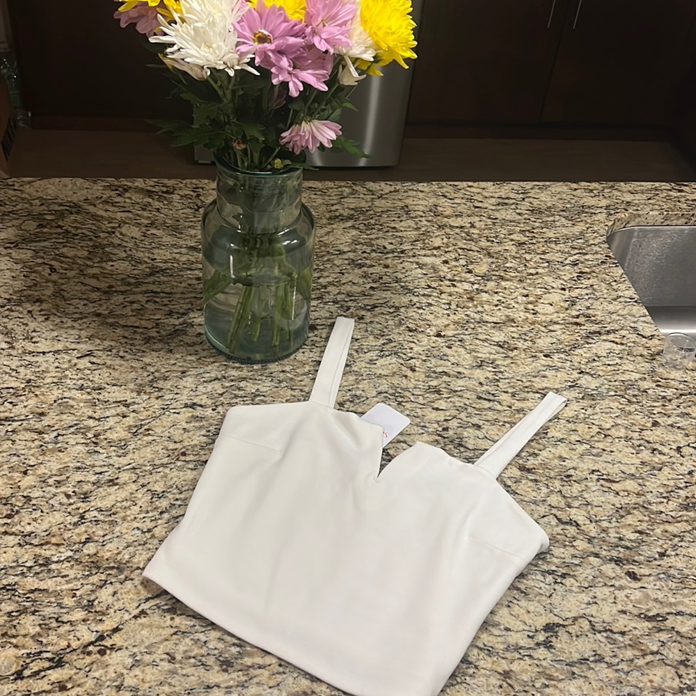 NWT SOHO Boutique V cut top
